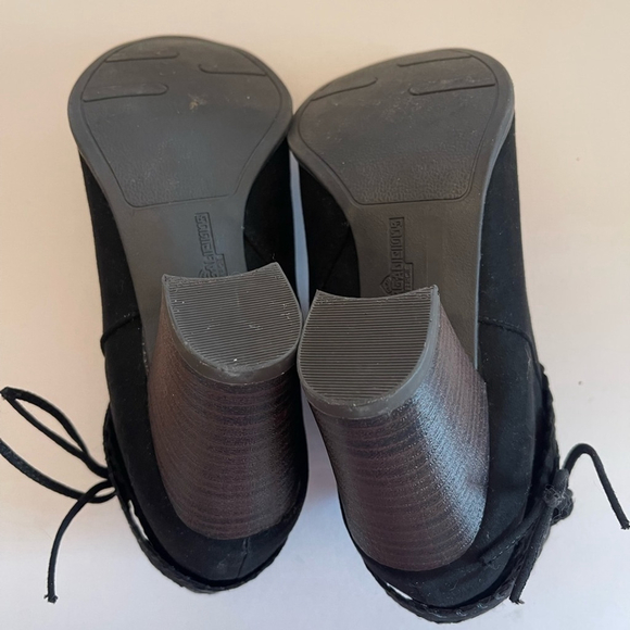 Fergalicious Women’s Black Capital Suede Ankle Boots Tassle Side Zip Size 8.5 - Picture 3 of 10